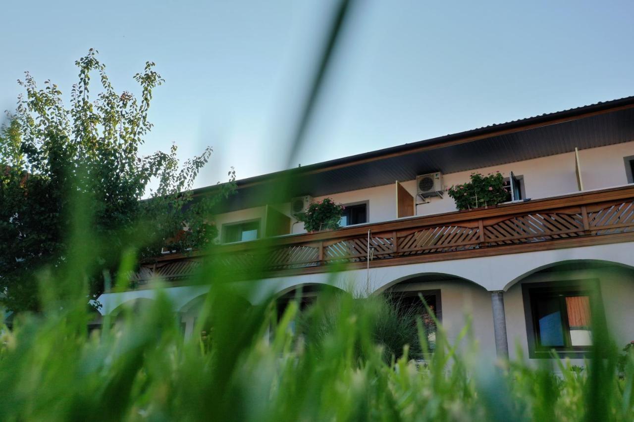 Gaestehaus Und Weinbau Zur Wiederkehr Strudler Podersdorf am See Exterior photo