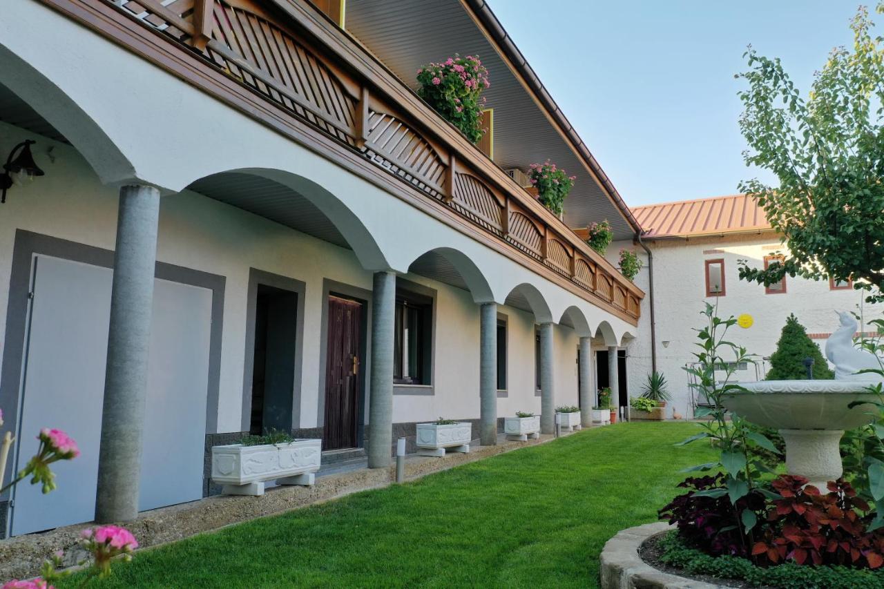 Gaestehaus Und Weinbau Zur Wiederkehr Strudler Podersdorf am See Exterior photo
