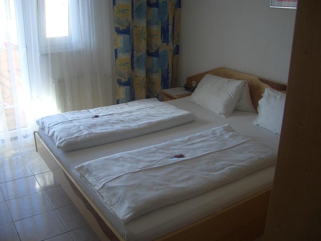 Gaestehaus Und Weinbau Zur Wiederkehr Strudler Podersdorf am See Room photo