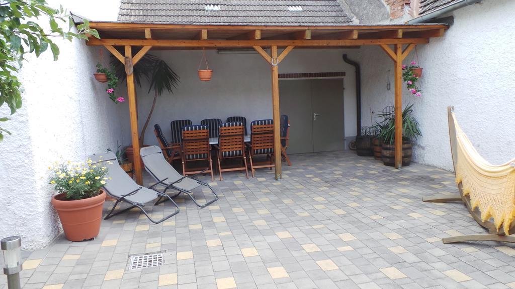 Gaestehaus Und Weinbau Zur Wiederkehr Strudler Podersdorf am See Exterior photo